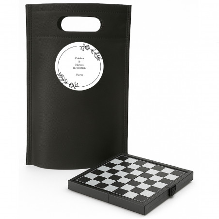 Tavola da dama con pezzi magnetici presentata in una busta nera regalo con adesivo personalizzato