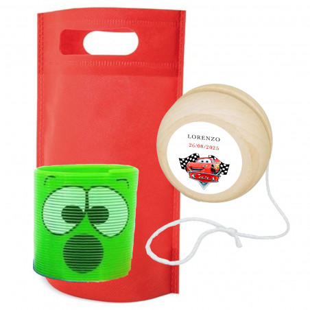 Dettaglio di compleanno con molla e yo-yo personalizzato con adesivo di Cars per feste infantili