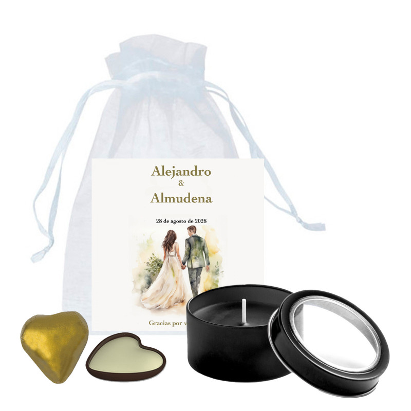 Candelina profumata in lattina nera e cioccolatino a forma di cuore con biglietto personalizzato in sacchetto di organza per