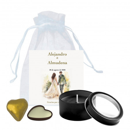 Candelina profumata in lattina nera e cioccolatino a forma di cuore con biglietto personalizzato in sacchetto di organza per