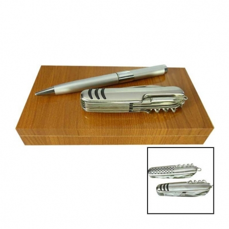 Coltello con penna in scatola di legno presentato in una scatoletta di cartone con biglietto di dedicatoria