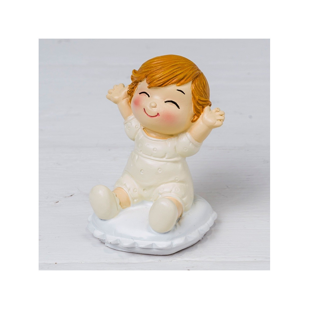 Figura baby pop e divertente sitting on cushion