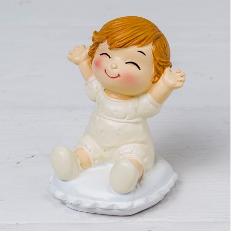 Figura baby pop e divertente sitting on cushion